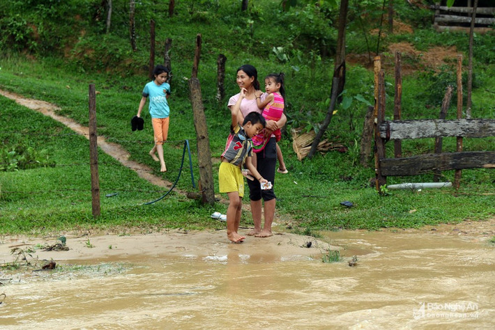 Cách đó 7km, dân bản Na Bón, xã Tiền Phong, huyện Quế Phong, nhiều người cũng đang chờ nước rút để về nhà. Ảnh: Đào Thọa