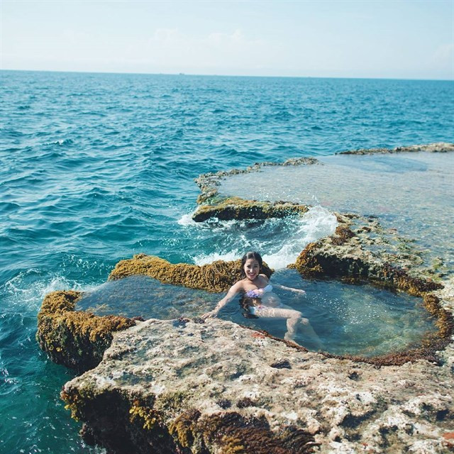 Cách thành phố Phan Rang khoảng 35km, Hang Rái được xem là “chốn thiên đường” hiếm có khi sở hữu vẻ đẹp vô cùng quyến rũ sẽ khiến bạn ngẩn ngơ khi lần đầu tiên đặt chân đến đây.