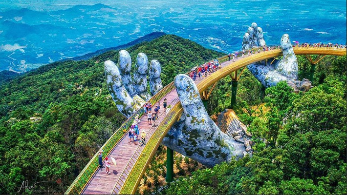 Thêm một địa điểm check in kì ảo mới toanh đang được dân mê du lịch săn lùng rần rần, cây cầu trên mây được nâng đỡ bởi đôi bàn tay ở một nơi rất đỗi quen thuộc là Bà Nà Hills Đà Nẵng