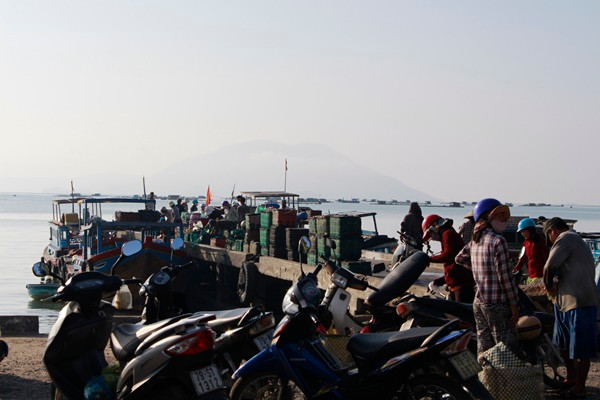 Vịnh Vân Phong cách Nha Trang khoảng 60km đường bộ. Để khám phá hết vùng vịnh rộng lớn này, bạn cần có thời gian và sức khỏe dẻo dai vì nơi đây chưa tập trung phát triển du lịch nhiều, bạn phải tự mình khám phá vẻ đẹp tự nhiên của nó mới thú vị. Tuy nhiên, nếu biết sắp xếp một chút thì cũng không quá khó để tự mình làm một vòng quanh vịnh Vân Phong chỉ trong một hoặc hai ngày với giá cả không thể hợp lý hơn.