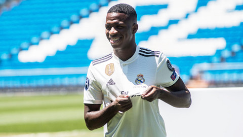 VINICIUS JUNIOR (Sinh ngày 12/07/2000, CLB Real Madrid) Cuộc đời Vinicius Junior là câu chuyện điển hình của một ngôi sao Brazil. Sinh ra trong một gia đình nghèo khó, nhưng tiền đạo 18 tuổi sớm bộc lộ tài năng vượt trội. Anh được Flamengo ký hợp đồng đào tạo khi mới 10 tuổi, lên đội 1 lúc mới hơn 16 tuổi và đạt thỏa thuận gia nhập Real Madrid sau đó 1 năm. Cái giá 46 triệu euro mà Los Blancos chi ra cũng biến Vinicius Junior thành cầu thủ dưới 19 tuổi đắt giá nhất lịch sử.