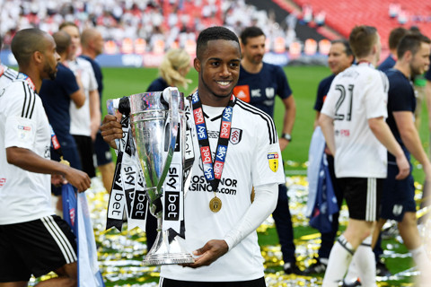 RYAN SESSEGNON (18/05/2000, Fulham) Ryan Sessegnon đang được coi là một trong những tài năng sáng giá nhất của bóng đá Anh. Cầu thủ ngôi sao chạy cánh 18 tuổi này là trụ cột của đội U19 Anh vô địch châu Âu năm 2017, giải đấu mà anh là đồng Vua phá lưới (3 bàn). Sessegnon cũng là nhân tố quan trọng giúp Fulham giành quyền trở lại Premier League ở mùa 2017/18, giải đấu mà anh giành cú hat-trick danh hiệu Cầu thủ xuất sắc nhất, Cầu thủ trẻ xuất sắc nhất và Phát hiện của mùa giải của Championship.
