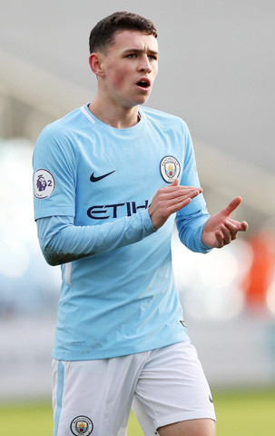 PHIL FODEN (28/05/2000, Man City) Phil Foden chính là 1 trong 3 cầu thủ mà chủ tịch Man City, Khaldoon al-Mubarak đánh giá là có khả năng lên đội 1 nhất cùng với Jadon Sancho và Brahim Diaz. Nhưng khác với Sancho, tiền vệ này vẫn ở lại và tìm kiếm cơ hội ở Etihad. Mùa 2017/18, Foden đã chơi 10 trận cho đội 1 của Man City và được HLV Pep Guardiola đánh giá rất cao. Anh cũng là thành viên của đội U17 Anh giành ngôi á quân châu Âu và vô địch thế giới năm 2017.