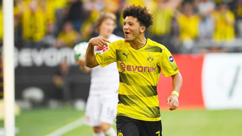 JADON SANCHO (25/03/2000, Dortmund) Là một sản phẩm của lò đào tạo Watford, Sancho được Man City cuỗm về khi mới 15 tuổi theo bản hợp đồng có thể lên tới 500.000 bảng. Tuy nhiên, sau 2 năm gắn bó, tiền đạo từng vô địch thế giới cùng đội U17 Anh quyết định ra đi vì không được đảm bảo ra sân thường xuyên cùng đội 1. Anh gia nhập Dortmund với giá 8 triệu bảng, lấy luôn chiếc áo số 7 mà Ousmane Dembele để lại và có 12 trận đấu cho đội bóng mới ở mùa 2017/18.