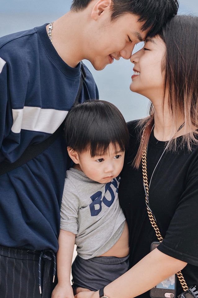 Ông bố thứ hai khiến nhiều cô gái ngưỡng mộ là Tùng Sơn, em rể của vlogger Huyme. Dù không hoạt động nghệ thuật, cặp đôi Tùng Sơn và Trang Lou được ngưỡng mộ bởi chuyện tình đẹp từ thuở học trò.