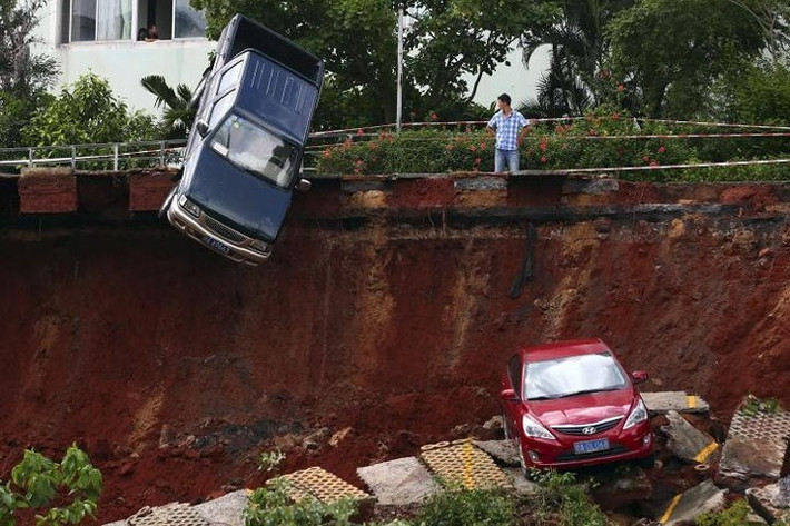 Hố tử thần này không quá sâu nhưng khá rộng. Hố xuất hiện tại một bãi đỗ xe sau trận mưa ở Haikou, tỉnh Hải Nam, Trung Quốc hồi năm 2015.