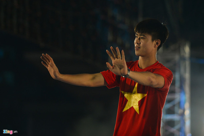 Là cầu thủ trẻ hay nhất V.League 2015, đá chính dưới 3 triều đại gần nhất ở tuyển Việt Nam, Đỗ Duy Mạnh là ngôi sao lớn nhất của lứa 1996. Mạnh lẽ ra có thể trở thành đội trưởng U22 Việt Nam tại SEA Games tới. Nhưng quyết định mới đây từ AFF đã khiến giấc mơ SEA Games của Mạnh trở nên dang dở.