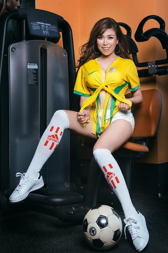 Hot girl khéo léo khoe vòng 1 đẫy đà và vòng 2 đầy nóng bỏng.