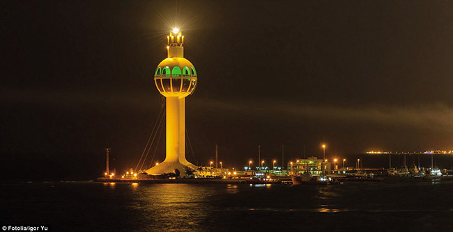 Hải đăng ở cảng Jeddah, Ả Rập Saudi là một trong những ngọn hải đăng cao nhất thế giới, bên trong có cả thang máy để cho du khách lên tham quan.