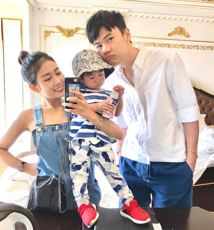 Làm bố khi còn trẻ nhưng Tùng Sơn rất ra dáng. Sở hữu chiều cao và ngoại hình lý tưởng, Tùng Sơn khiến nhiều cô gái xuýt xoa mỗi lần đăng tải hình ảnh cùng gia đình