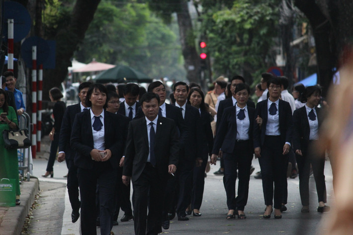 Khoảng 14h chiều nay (26/9), đông đảo nhân dân, học sinh ở Hà Nội và nhân dân của nhiều tỉnh thành đã đến Nhà tang lễ số 5 Trần Thánh Tông (Hà Nội) kính viếng Chủ tịch nước Trần Đại Quang.