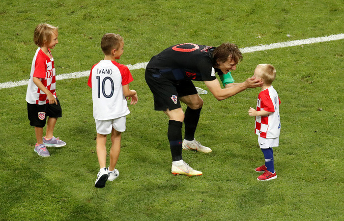 Cả thế giới hào hứng khi thấy Modric đưa các con xuống sân và đùa nghịch cùng con trai đồng đội Vida sau khi vượt qua tuyển Nga để vào chơi bán kết