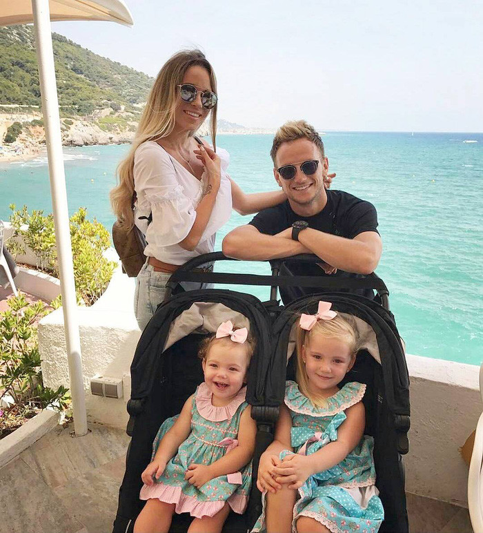 Một trong những cầu thủ nổi tiếng yêu gia đình của đội tuyển Croatia là tiền vệ Rakitic. Anh thường xuyên khoe hình ảnh vợ và 2 cô con gái Althea và Adara. Hẹn gặp các cô gái sau chiến thắng của bố mình tại chung kết World Cup ngày 14-7.