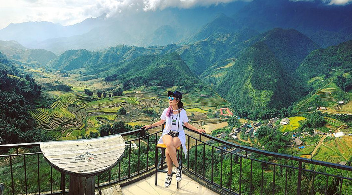 Uống cà phê check-in ruộng lúa chín: Một trong những địa điểm ngắm ruộng bậc thang đẹp vào mùa thu ở Sa Pa đó là các quán cà phê trên cao hay những điểm như xã Tả Van, Lao Chải, Tả Phìn.