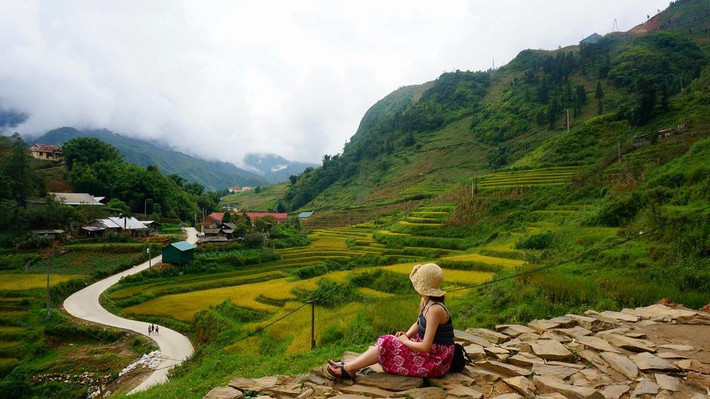 Ngắm lúa ở bản làng Sapa: Từ thị trấn men theo đường Mường Hoa qua khỏi những phố phường nhộn nhịp và sầm uất, bạn bắt đầu trải nghiệm một cuộc sống khác, đúng nghĩa của những bản làng. Những ruộng lúa vàng óng đan xen với những ngồi nhà nhỏ nhỏ của các đồng bào dân tộc.
