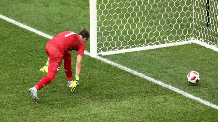 Thủ môn Fernando Muslera (Uruguay): trước trận đấu với Pháp, Muslera đã chơi tốt và chỉ để lọt lưới duy nhất một lần trong 4 trận đấu tại World Cup. Thế nhưng, trước Pháp, sai lầm tai hại của anh đã phá hỏng mọi nỗ lực của Uruguay. Phút 62, từ cú sút không quá nguy hiểm của Antoine Griezmann, Muslera để bóng bật khỏi tay và bay vào lưới trong sự ngỡ ngàng của các đồng đội. Tỉ số được nâng lên 2-0 cho Les Blues và đó chính là dấu chấm hết dành cho thầy trò HLV Oscar Tabarez.