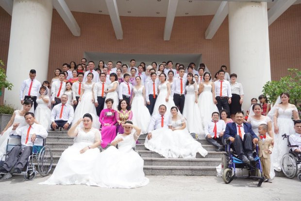 Chiều 23/6, tại Hà Nội đã diễn ra lễ cưới tập thể cho 41 cặp đôi đến từ Hà Nội và một số tỉnh lân cận. Các cặp đôi là người khuyết tật hoặc một trong hai là người khuyết tật đang có nhu cầu kết hôn hoặc đã kết hôn nhưng chưa có điều kiện tổ chức đám cưới, sẽ được mặc đồ cưới, chụp ảnh cưới và có lễ cưới đầm ấm bên gia đình, bạn bè, người thân.