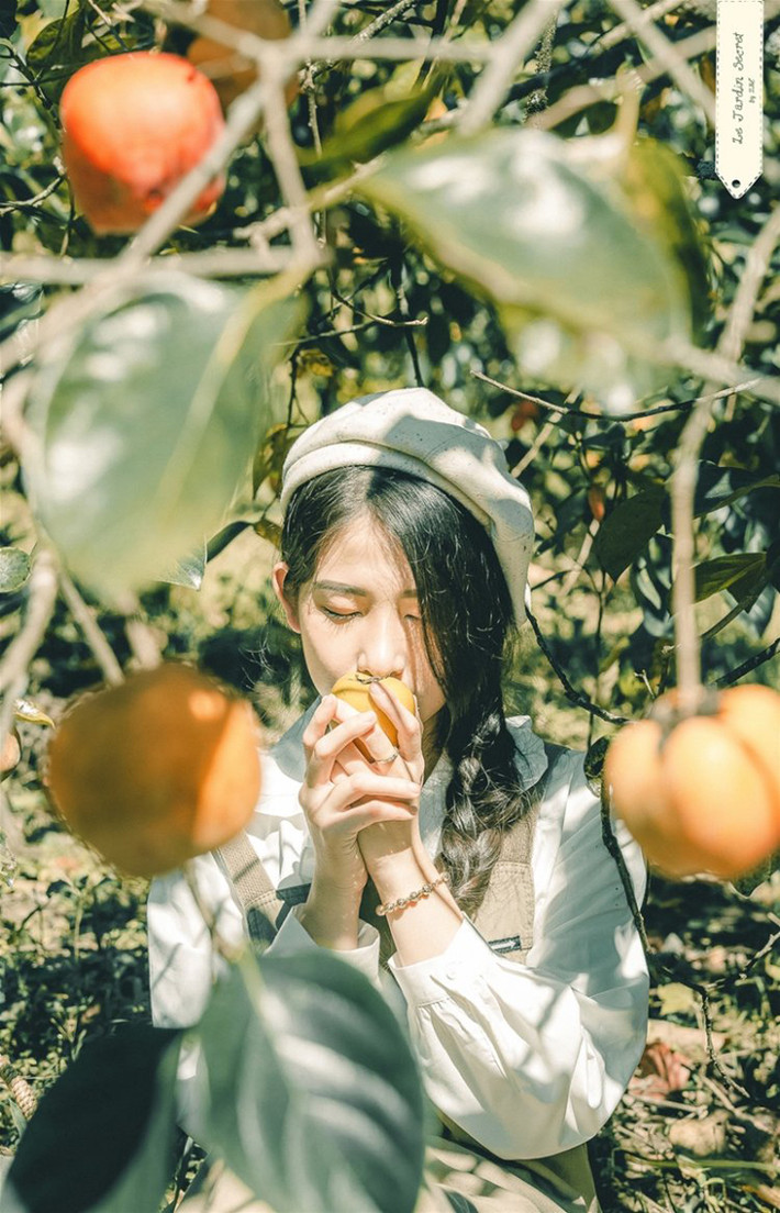  Cơn gió mang theo hơi lạnh làm ửng hồng đôi má, giữa vườn hồng đỏ lựng... thật không còn gì lãng mạn bằng.