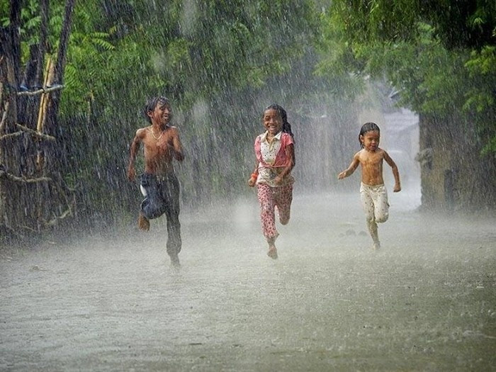 Trước những bộn bề lo toan của cuộc sống, chúng ta cũng từng một lần trong đời ước cho thời gian quay ngược lại, trở về tuổi thơ và về lại tháng ngày được thương yêu trong vòng tay cha mẹ.