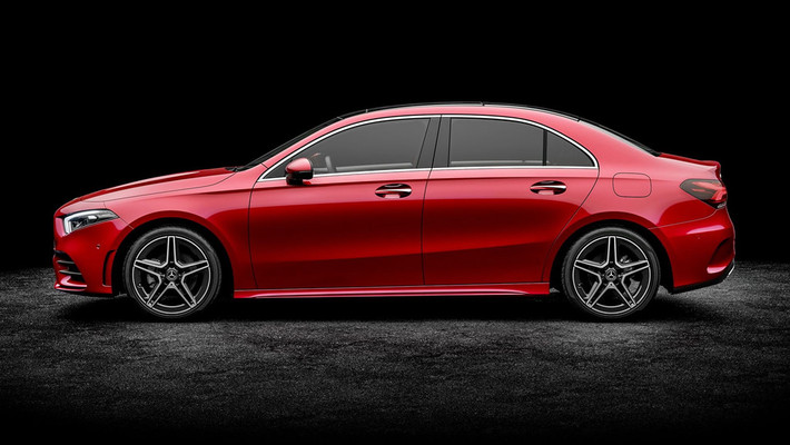 Phần đầu có nhiều nét tương đồng với CLA nhưng khi nhìn ngang, A-Class L Sedan cho thấy mình mang tính ''sedan'' nhiều hơn CLA với thân xe dài hơn, mui sau không bị lai với coupe. Bạn có thể tùy chọn vành đúc thiết kế khác nhau với đường kính 16-19 inch .