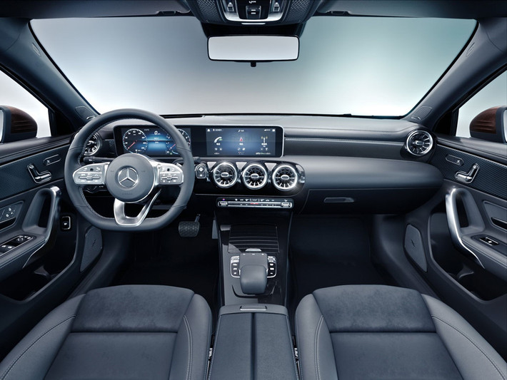 Phần đầu có nhiều nét tương đồng với CLA nhưng khi nhìn ngang, A-Class L Sedan cho thấy mình mang tính ''sedan'' nhiều hơn CLA với thân xe dài hơn, mui sau không bị lai với coupe. Bạn có thể tùy chọn vành đúc thiết kế khác nhau với đường kính 16-19 inch .