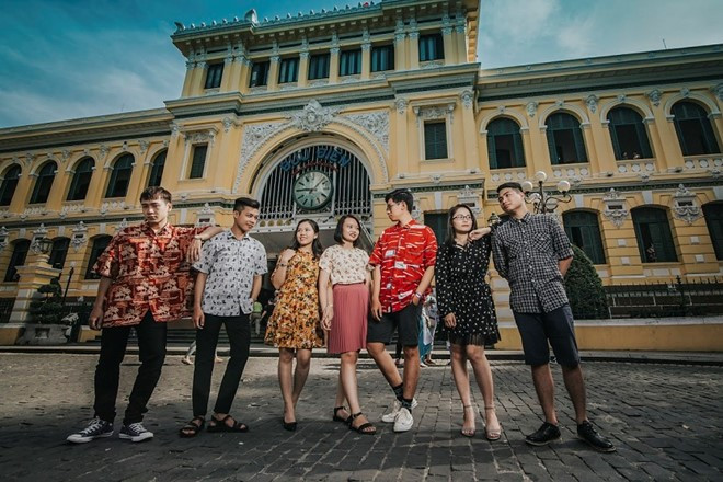 Đã có Hà Nội những năm 90 thì cũng không thể thiếu Sài Gòn, nhóm bạn trẻ với ý tưởng sáng tạo cùng khả năng diễn xuất hồn nhiên, tươi trẻ đã tái hiện được phần nào khung cảnh của Sài Gòn ngày ấy. Ảnh: 13 DTC1.