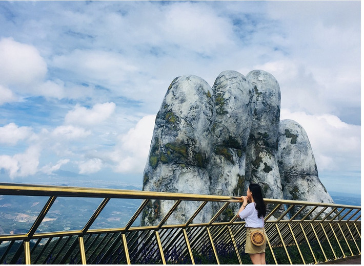 Đứng từ đây, các bạn có thể ngắm được toàn bộ rừng núi phía dưới, đắm chìm trong những làn mây lãng đãng trôi. Còn gì tuyệt hơn khi được chụp ảnh sống ảo ở một nơi đẹp xuất sắc như thế này.