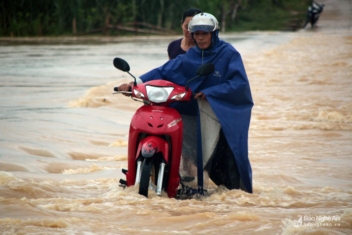 Đã có không ít bài học thương tâm về đuối nước khi vượt suối về nhà khi mưa lũ, nhưng không ít người vẫn xem nhẹ những mối nguy này. Ảnh: Đào Thọ