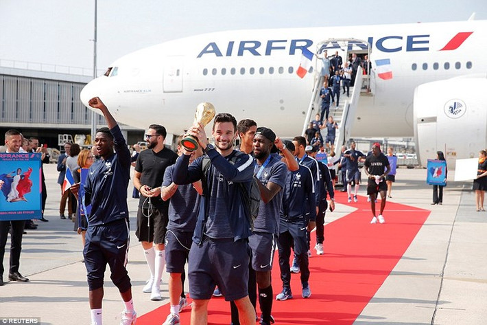 Dàn sao Pháp được trải thảm đỏ tới tận cầu thang máy bay khi mang cúp vàng World Cup 2018 trở về nước.