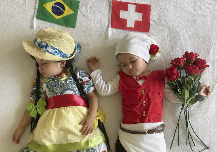 Brazil - Thuỵ Điển: Để làm ra những bộ đồ nhỏ xíu cho hai cô con gái sinh đôi Beatriz và Olivia, bà mẹ 5 con này đã dành ra 3 tháng để nghiên cứu về từng nước trong trận đấu