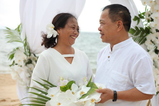 "Cô chú hoàn toàn bất ngờ khi bị lôi ra bãi biển chụp ảnh vì dù bọn trẻ đã rào trước đón sau từ trước nhưng cả 2 vẫn nghĩ tháng 9 mới chụp ở Đà Nẵng chứ không phải ở chuyến đi Phú Quốc này". Chú Nam đến giờ vẫn chưa hết bất ngờ cho biết.