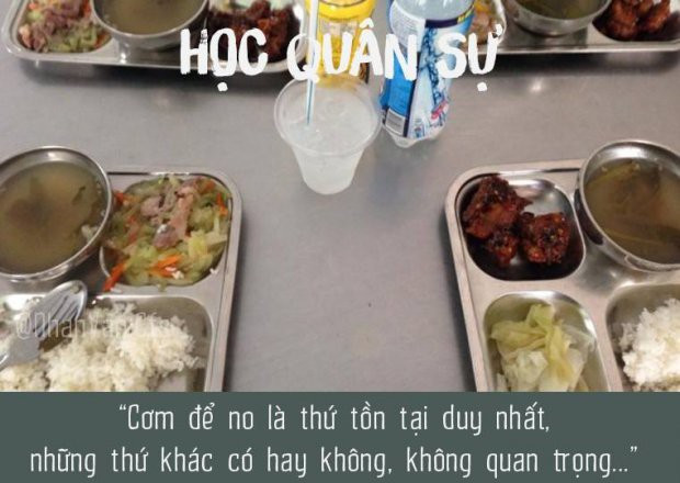 Sau những giờ luyện tập vất vả thì, thì giờ cơm chính là điều mà bạn nào cũng mong đợi. "Cơm Quân sự" lúc này chính là đặc sản ngon nhất mùa hè năm nay.
