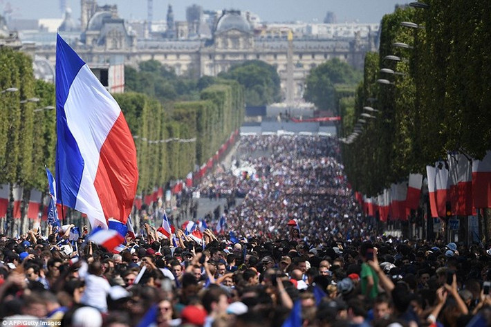 Biển người hâm mộ Pháp trên đại lộ Champs-Elysees.