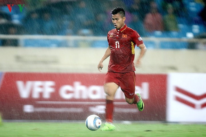 Tiền vệ phải Văn Thanh