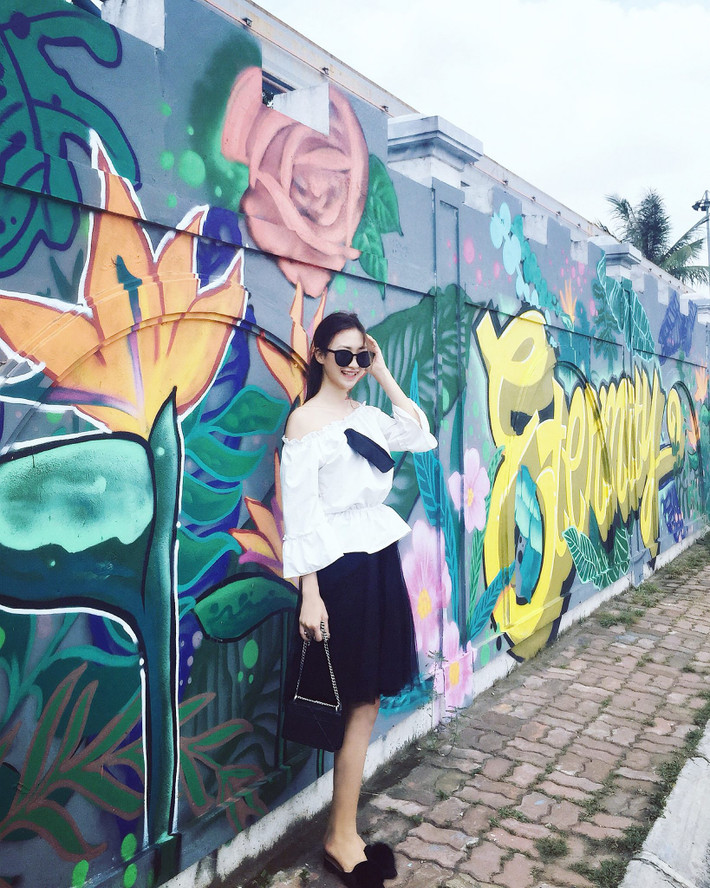 Dạo một vòng quanh facebook và instagram của các bạn trẻ không khó để bắt gặp loạt hình ảnh “check-in” cực ấn tượng ở bức tường rực rỡ mang hương sắc của mùa hè và tình yêu này. Ảnh: Yến Lê