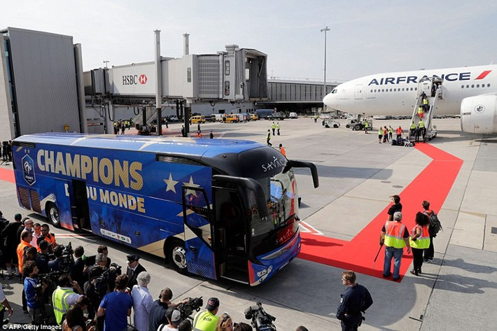Xe bus của ĐT Pháp có hình 2 ngôi sao, tượng trưng cho 2 chức vô địch World Cup.