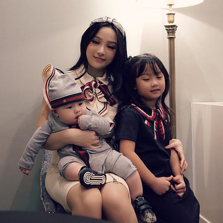 Bé Củ Cải (5 tuổi) là con gái lớn nhà Huyền Baby và ông xã Quang Huy. Củ Cải càng lớn càng được khen xinh xắn và nữ tính.