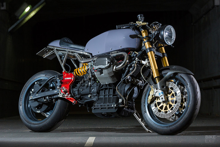 Hãng xe môtô Moto Guzzi chỉ chế tạo 600 mẫu V11 Sport Scura trên toàn thế giới. Tuy nhiên, độ quý hiếm của mẫu xe này vẫn không thể cản nghệ nhân Kenji Katsumoto tháo tung toàn bộ để cá nhân hóa nó. Mẫu xe được ra mắt năm 2001, là sự nâng cấp từ bản V11 Sport trước đó. Xe trang bị phuộc Ohlins, phanh Brembo với dàn áo hở và vài chi tiết bằng sợi carbon.