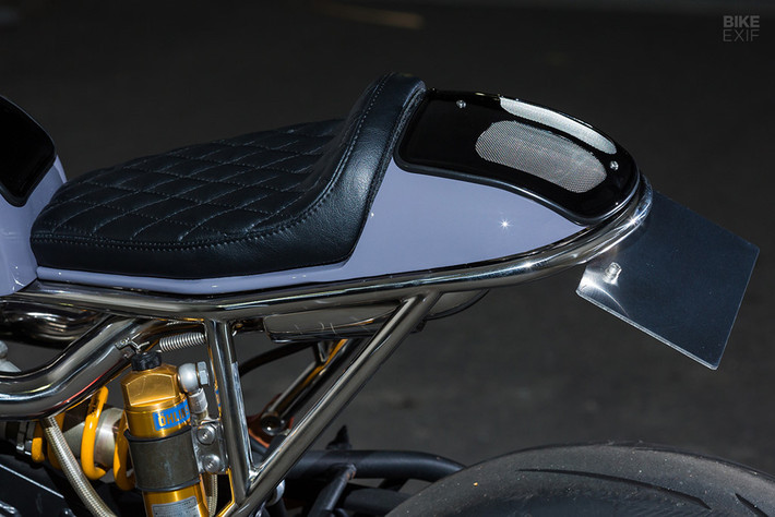 Mẫu V11 này là chiếc Moto Guzzi đầu tiên mà ông làm. Người chủ cũng chỉ đưa ra vài yêu cầu ban đầu như phong cách cafe racer với đồng hồ Motogadget và chế hòa khí FCR. Thứ đầu tiên trên xe được thay đổi là phần khung phụ phía sau.