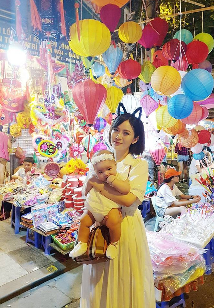 Hotgirl Tú Linh hạ sinh công chúa cách đây 4 tháng, cô nhận được nhiều lời chúc mừng của người thân, bạn bè và người hâm mộ. Tuy nhiên, cô nàng được mệnh danh là bà mẹ kín tiếng vì khá ít đăng ảnh khoe con gái