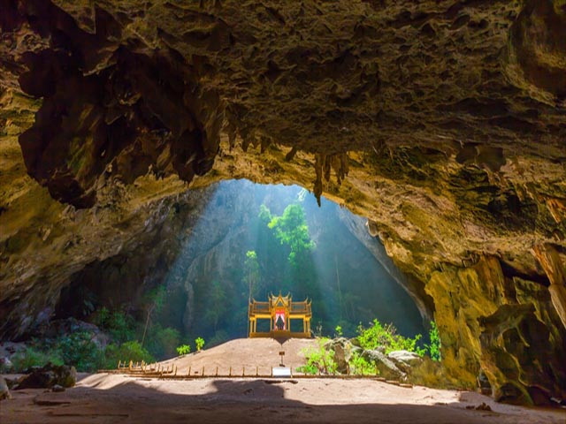 Đây không phải là một hang động bình thường, đây là một nơi bí ẩn mà chỉ khi được đặt chân vào bên trong du khách mới phát hiện ra được. Đó là cung điện Kuhaharhut bằng vàng tỏa sáng lấp lánh, nằm ngay dưới miệng hố của hang động Playa Nakorn ở Thái Lan.