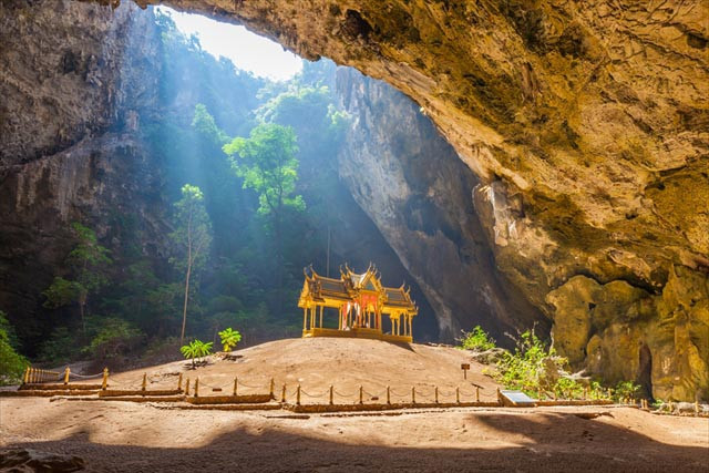 Mọi người đến đây không chỉ có cơ hội chiêm ngưỡng tuyệt tác có từ hàng trăm năm, mà bên cạnh đó khung cảnh thần tiên bên trong khiến cho ai nấy đều cảm thấy thích thú. Tính tâm linh của nơi này cũng được nhiều người tìm đến để cầu bình an, may mắn.