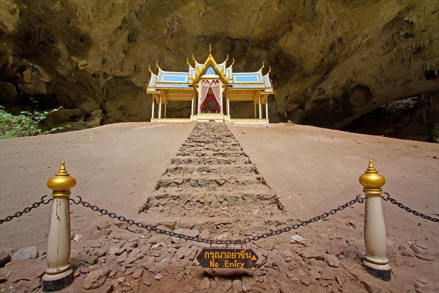 Hang động Playa Nakorn có thể được coi là điểm thu hút chính của nơi này. Nó được phát hiện ra cách đây 200 năm. Cung điện Kuhaharhut được xây dựng để tưởng niệm chuyến viếng thăm của vua Rama V.