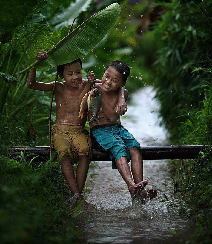 Một trong những trò chơi tuổi thơ được dân mạng hoài niệm mỗi mùa hè về chính là "tắm mưa", khoảnh khắc nô đùa dưới con mưa thật vui vẻ và hạnh phúc biết bao.