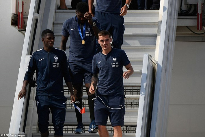 Antoine Griezmann bước xuống cầu thang máy bay.