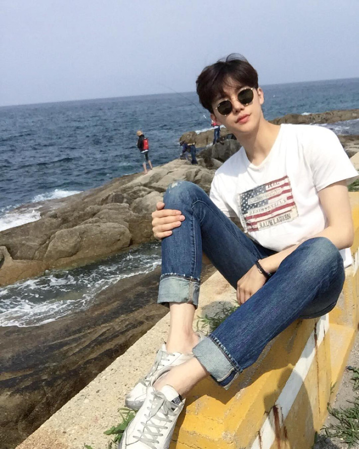 Chàng trai tiếp viên hàng không người Hàn Quốc đã khiến fan Việt phát cuồng vì sở hữu vẻ ngoài điển trai. Lee Yoo Ahn được nhận xét là vừa giống Suho và Chen của nhóm nhạc EXO, lại có nét tương tự như chàng L của INFINITE, vừa giống diễn viên Im Joo Hwan...