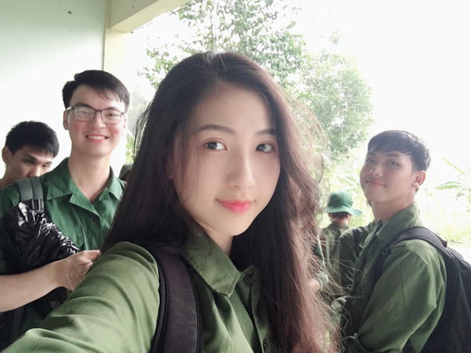 Nữ sinh xinh xắn trong đồng phục quân sự là Huỳnh Khả Vy (sinh năm 1999, tại Cần Thơ). Vy hiện là sinh viên ngành Dược, ĐH Y Dược Cần Thơ. Cô bạn cho biết mình vừa hoàn thành khóa học quân sự.