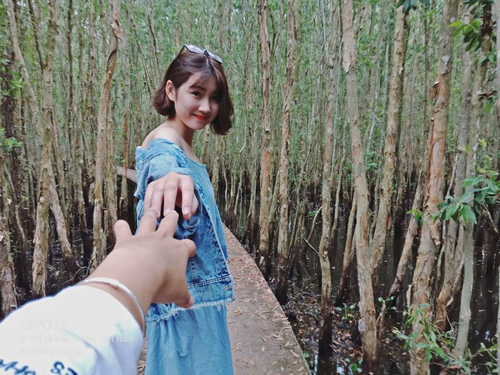 Du khách được thả mình giữa khung cảnh yên bình, ghi lại những khoảnh khắc "sống ảo" ở rừng tràm.