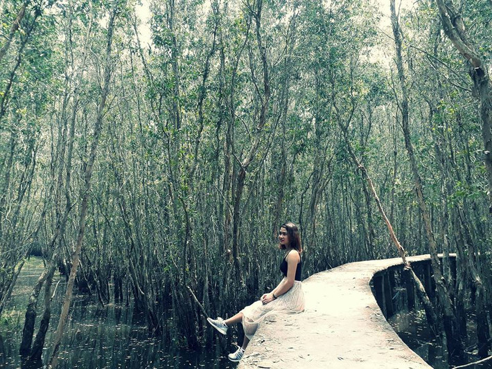 Trải nghiệm đi bộ giữa con đường len lỏi của rừng tràm, nghe tiếng chim chóc đùa giỡn trên tán tràm, tiếng nhái kêu, nghe mùi của bùn đất rong rêu, tiếng lá xào xạc của bước chân đạp trên lá khô vang vọng giữ khu rừng thanh vắng, sẽ khiến hành trình du ngoạn trở nên vô cùng thú vị.