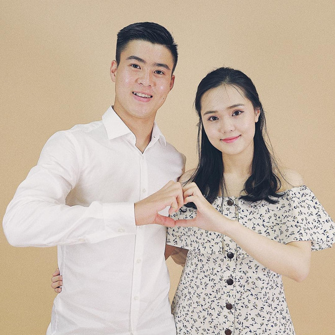 Trước trận thi đấu tranh huy chương đồng của Olympic Việt Nam với Olympic UAE vào chiều 1/9, Nguyễn Quỳnh Anh, bạn gái của cầu thủ Duy Mạnh, tiết lộ mọi lời chúc cô đã nhắn nhủ riêng với bạn trai. Quỳnh Anh luôn ủng hộ và bên cạnh Duy Mạnh bất cứ lúc nào anh cần. Ảnh: FBNV.